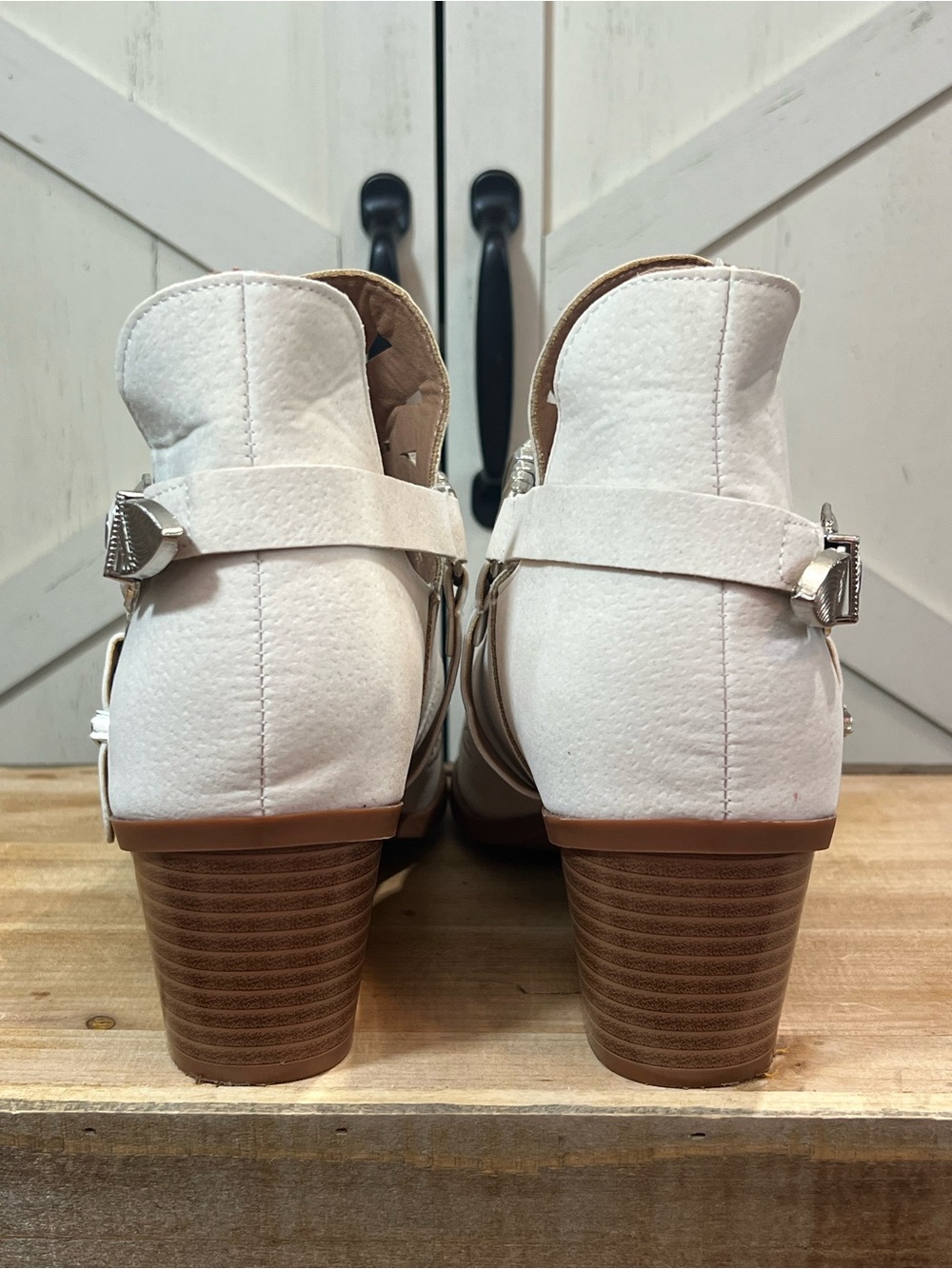 BOHO Cream Western Slip-On Ankle Boots Cutouts Silver -Tone Buckles Size 10 NEW - Picture 7 of 11